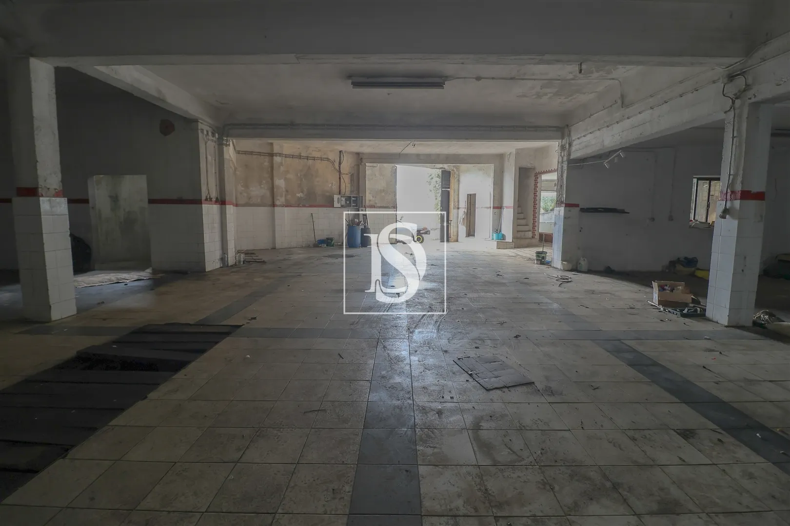 Moradia para Finalizar c/ Comércio e uma Grande Garagem - Moitas Venda