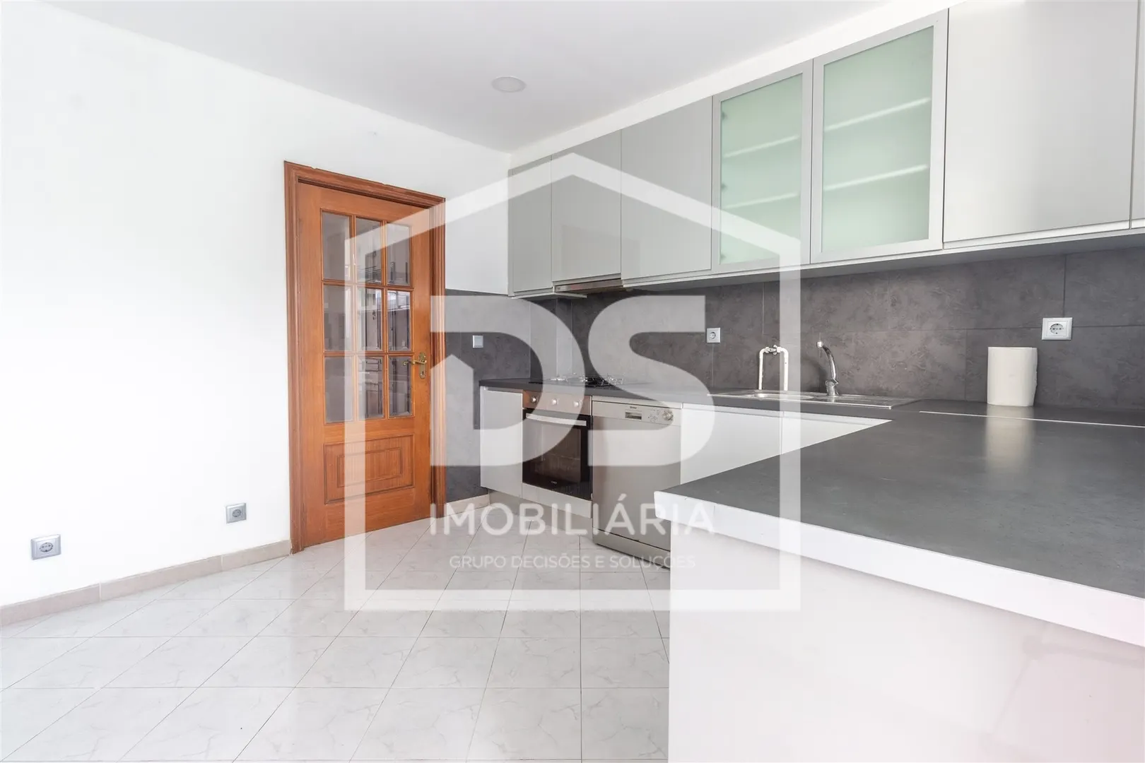 Apartamento T3 Venda, Aqueciemento, Garagem dupla, um quarto suite, três casas de banho
