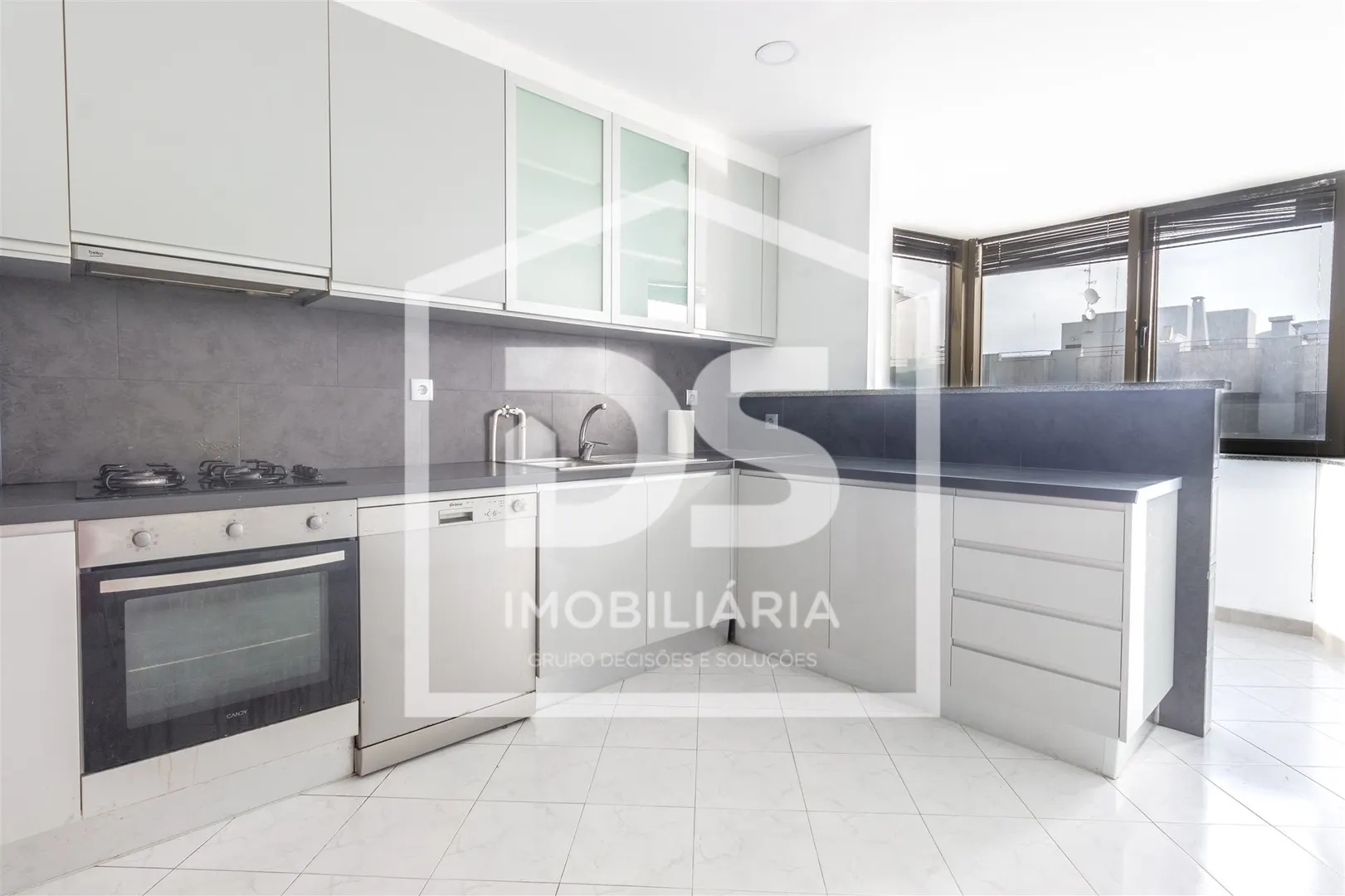Apartamento T3 Venda, Aqueciemento, Garagem dupla, um quarto suite, três casas de banho