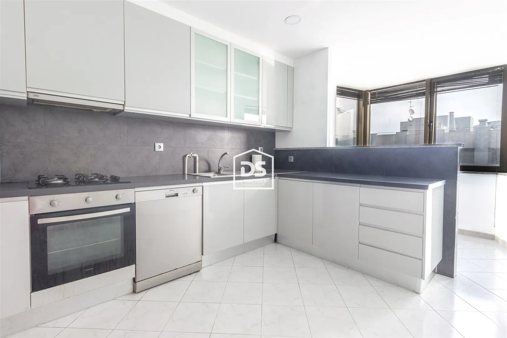 Apartamento T3 Venda, Aqueciemento, Garagem dupla, um quarto suite, três casas de banho