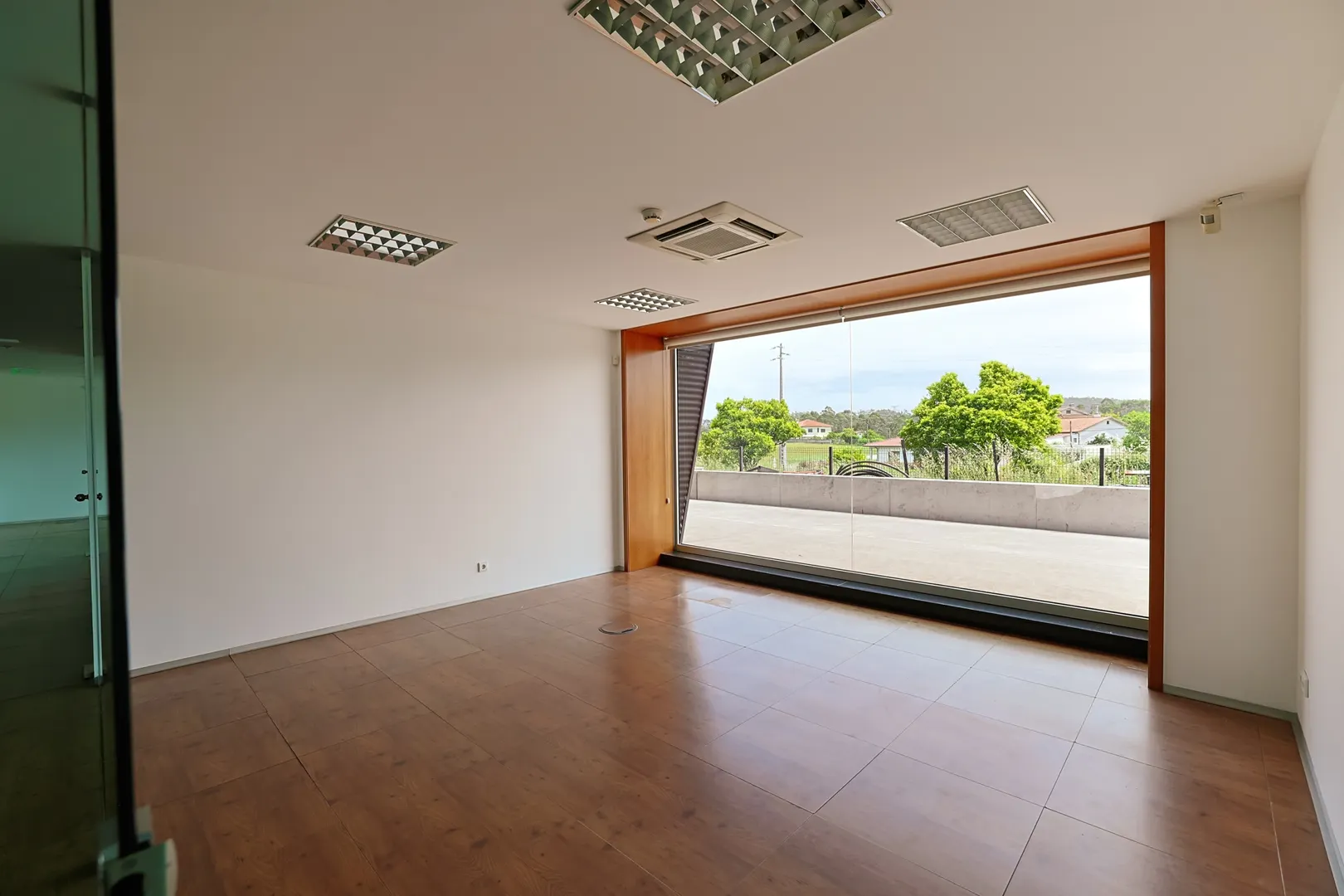 PAVILHÃO c/ Licença p/ Armazém e Serviços em Barcelos