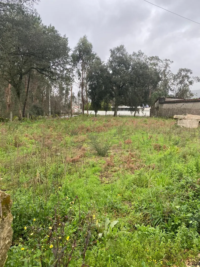 Terreno para construção com 428m² em Vila Cova.