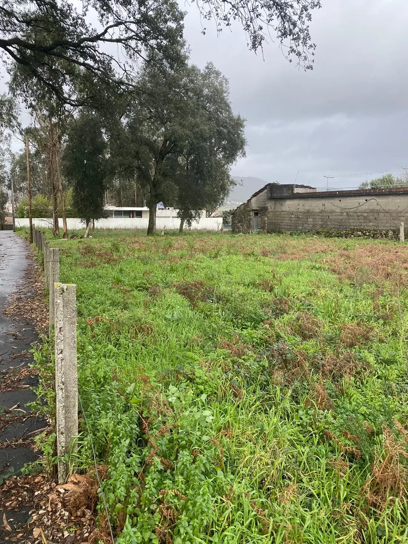 Terreno para construção com 428m² em Vila Cova.