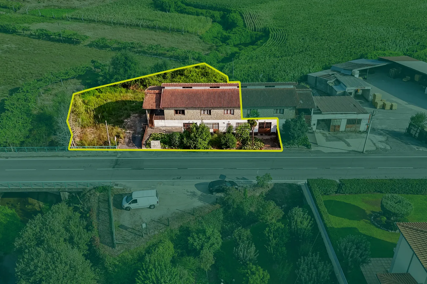 Moradia T4 c/ 376 m², jardim e riacho