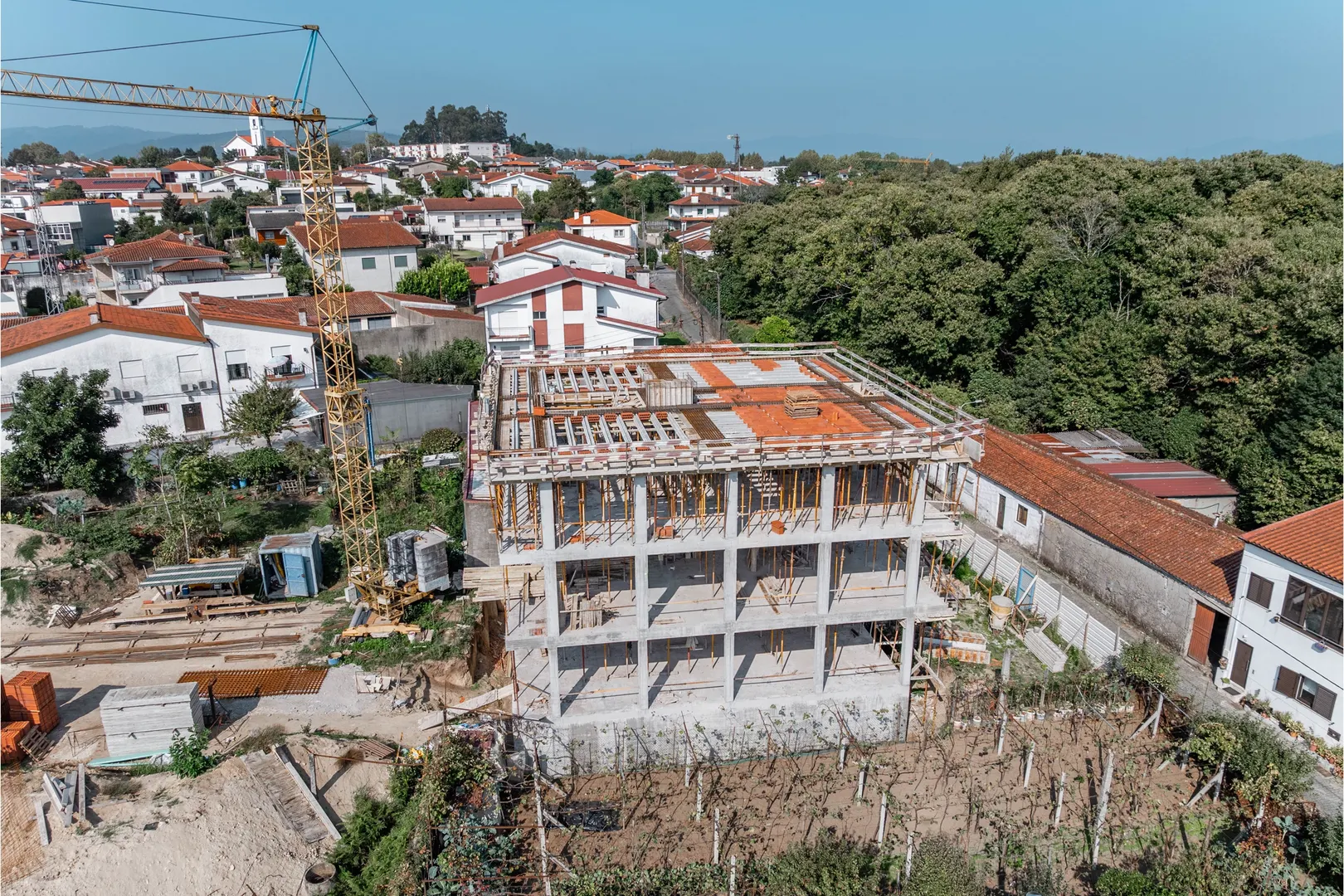 Apartamento T2, NOVO, c/ logradouro e garagem