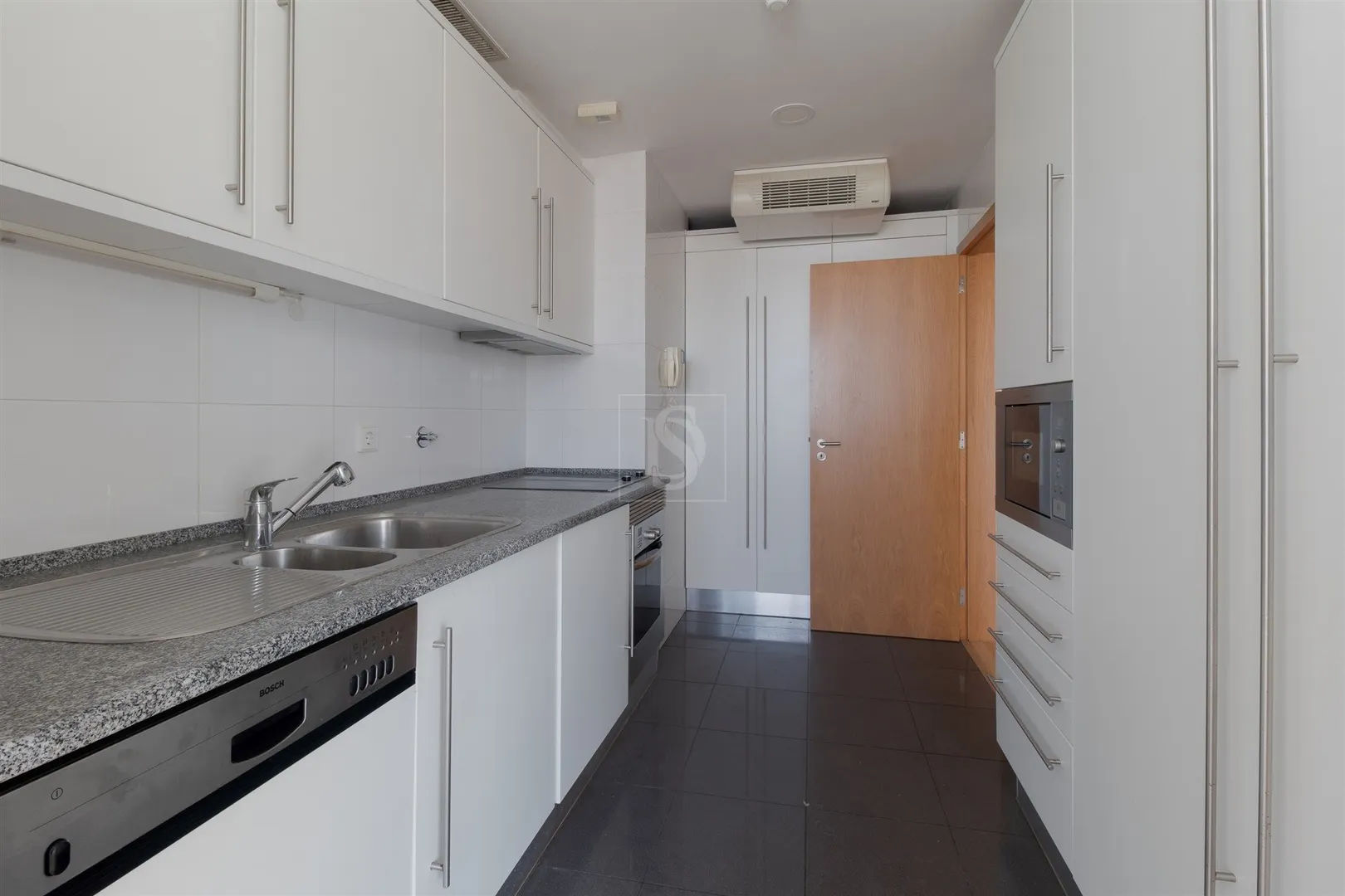 Duplex na Torre São Rafael com vista rio, 2 estacionamentos e arrecadação — Parque das Nações