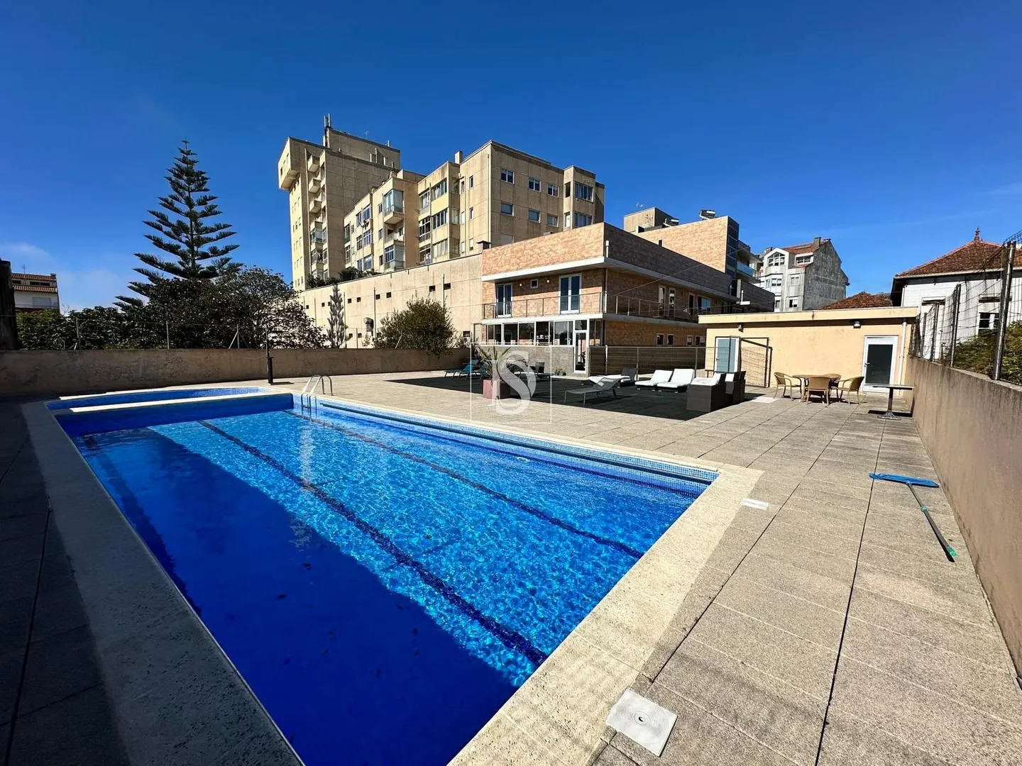 Apartamento T4, renovado, em cond. fechado c/ piscina