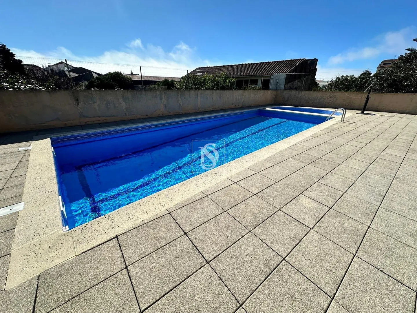 Apartamento T4, renovado, em cond. fechado c/ piscina