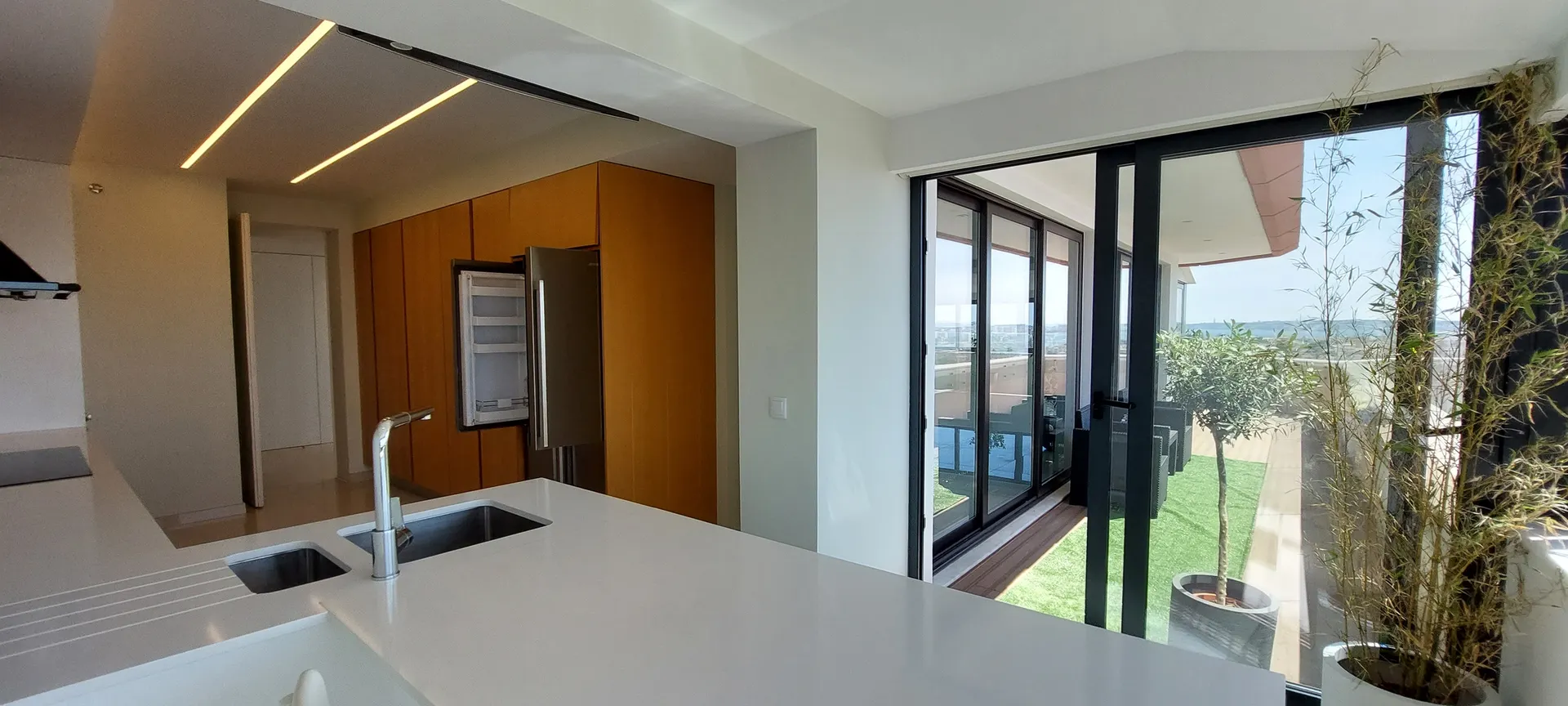 Exclusiva Penthouse T5 em Oeiras com Vista Mar Panorâmica