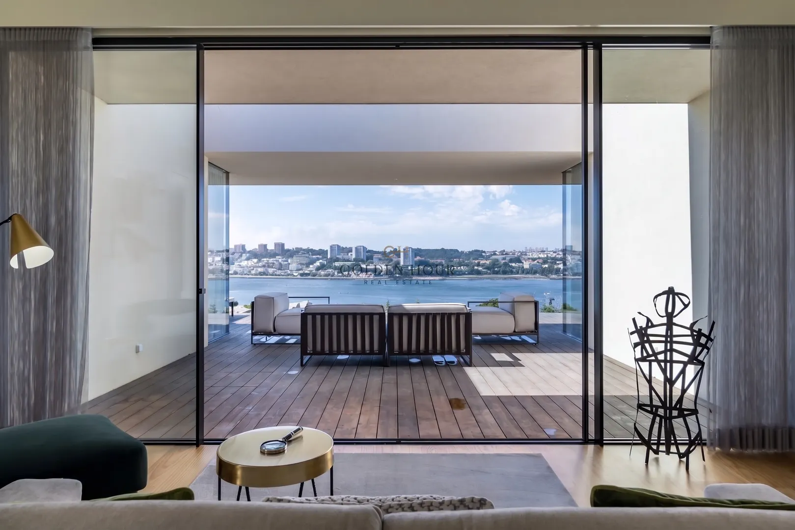 golden-hour-real-estate-penthouse-afurada-quinta-marques-gomes
