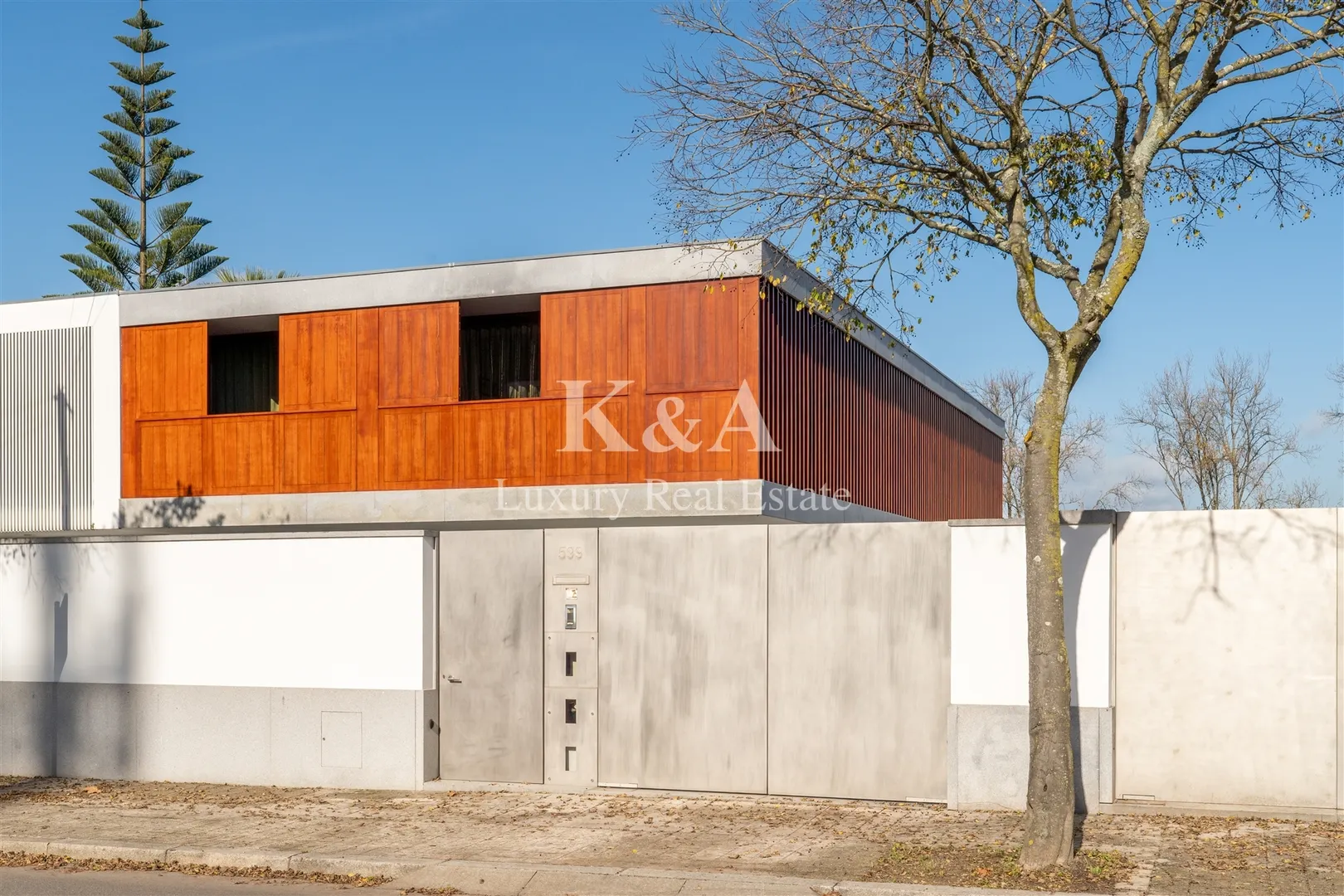 5-Bedroom House with Garden and Pool in Foz