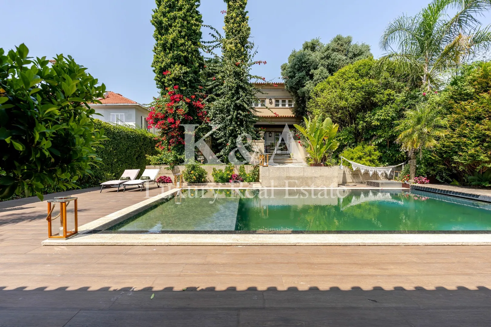 Moradia V4 de 4 frentes, na Foz, inserida num lote de 809 m²