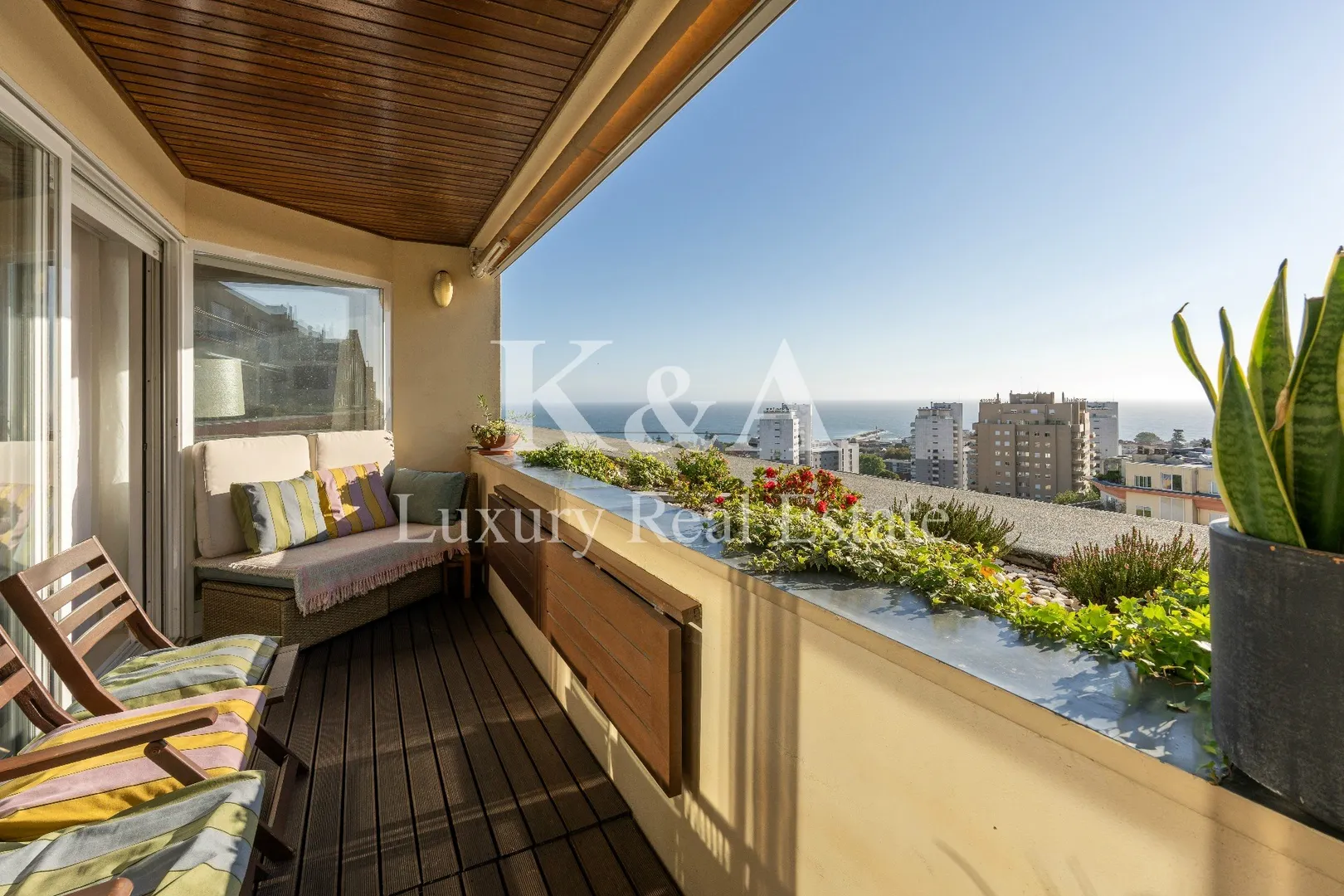 Apartamento T5 na Foz com vistas de rio e mar.