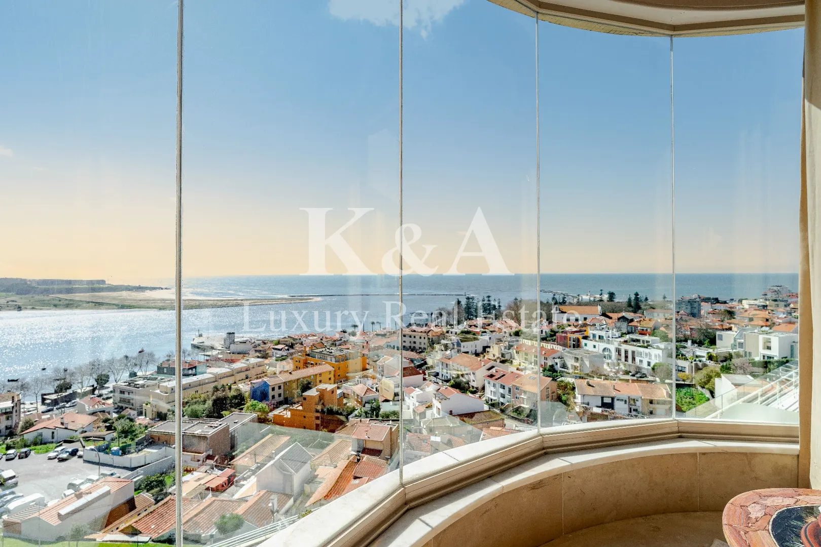 T6 duplex apartment with panoramic views over the Douro River and the sea