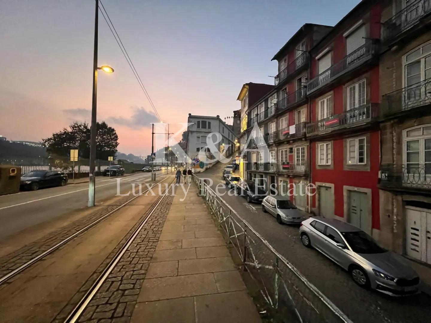 Dois prédios contíguos na zona histórica do Porto, com vistas diretas para o rio Douro