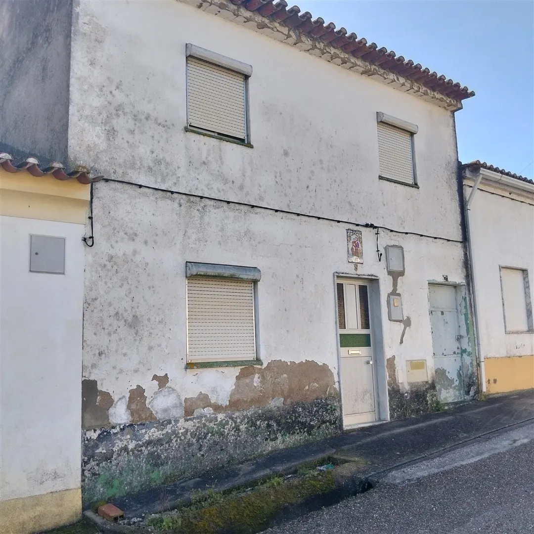 Moradia  T5 para Restaurar, na Comenda, Gavão