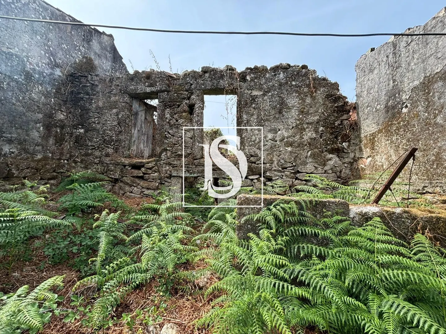 DUAS MORADIAS PARA RESTAURO COM PROJETO DE RECONSTRUÇÃO | GRADE, ARCOS DE VALDEVEZ