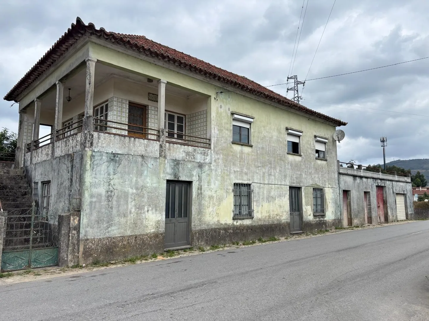 Moradia T3 para Recuperar em Barroselas | Quintal, Excelente Localização e Grande Potencial