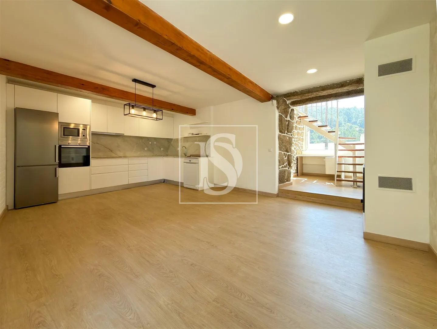 Moradia em Pedra com 2 Quartos, carport e 900 m² de Jardim — Portela de Susã