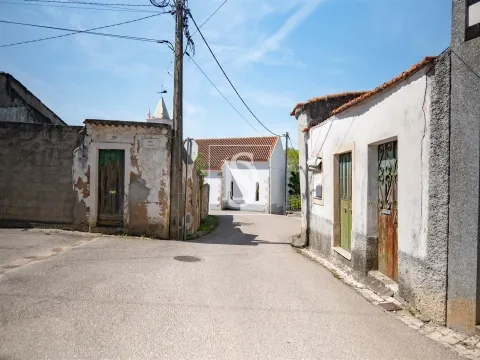 Oportunidade em Tomar: 2 Moradias para Recuperar com Terreno e Logradouro – 47.000€