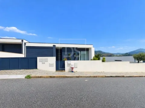 Moradia Contemporânea com Piscina e Jardim Privativo | Ponte de Lima