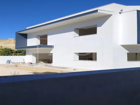 Moradia T4 com Piscina, Garagem 67 m² e Espaço Exterior – Santa Iria de Azóia