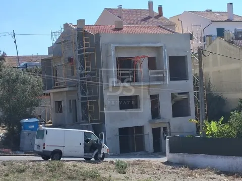 Moradia T3 com Piscina, Garagem 67 m² e Espaço Exterior – Santa Iria de Azóia