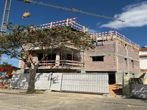 Moradia Geminada T4 TRIPLEX