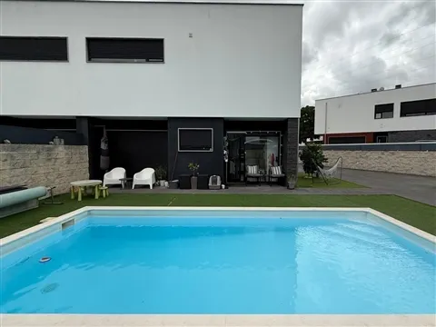 Moradia Geminada T5