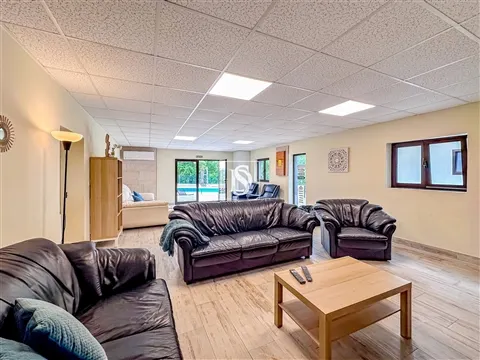 House >=10 Bedroom