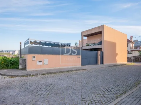 Moradia T3 com piscina, em Guimarães