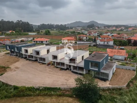 Moradia T3 em Estrutura com Jardim e Garagem Fechada em Perelhal, Barcelos