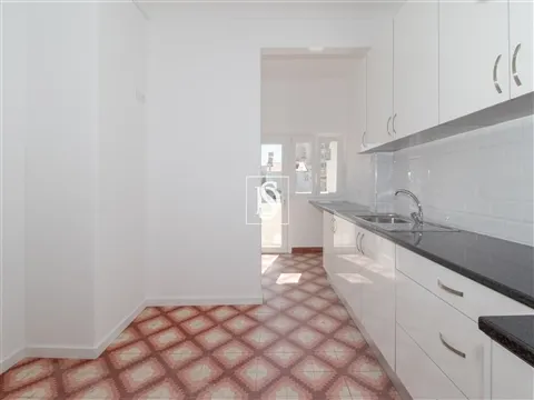 Apartamento T2 Remodelado - Arrendamento