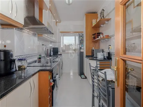 T3 espaçoso com duas varandas e arrecadação no Barreiro