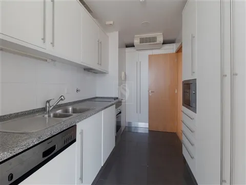 Duplex na Torre São Rafael com vista rio, 2 estacionamentos e arrecadação — Parque das Nações