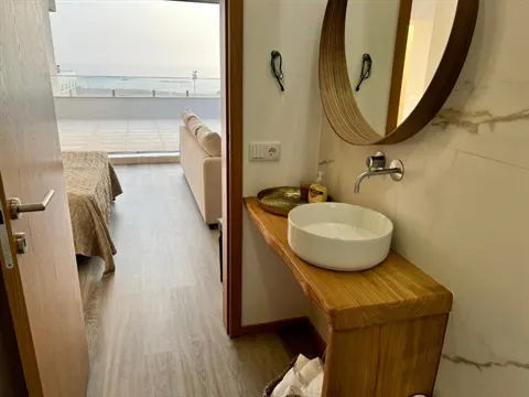 Apartamento T3 dividido em estúdios, em frente ao mar, na Póvoa de Varzim
