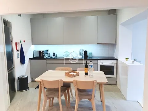 Andar Moradia, T4, Totalmente Renovado, junto à Praia, em Lavra