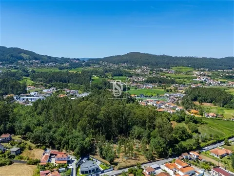 Terreno misto com potencial de construção em Barcelos