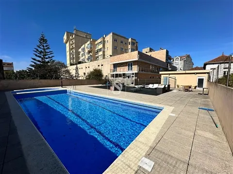 Apartamento T4, renovado, em cond. fechado c/ piscina