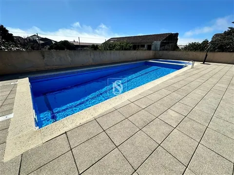 Apartamento T4, renovado, em cond. fechado c/ piscina