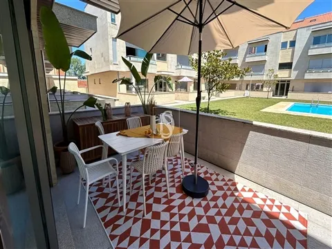 T2 em Cond. Fechado c/ Piscina, Renovado e Mobilado