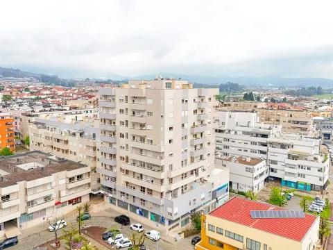 Apartamento T4 em Barcelos – Espaço, Conforto e Excelente Varanda!