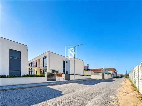 Apartamento T3, Convertido em T4, com 135 m², em Frente ao IPCA