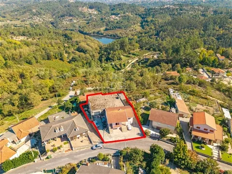 Moradia T3 e Armazém em Santo Isidoro — Marco de Canaveses