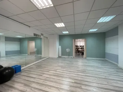 Loja para arrendar com cerca de  190m2