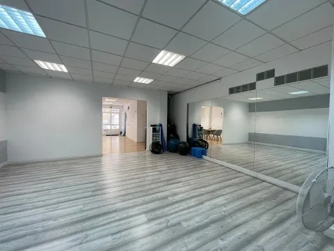 Loja para arrendar com cerca de  190m2