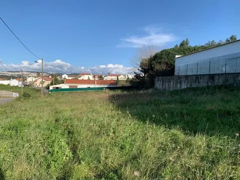 Terreno a 10 min do centro da Ericeira. Permite construção.