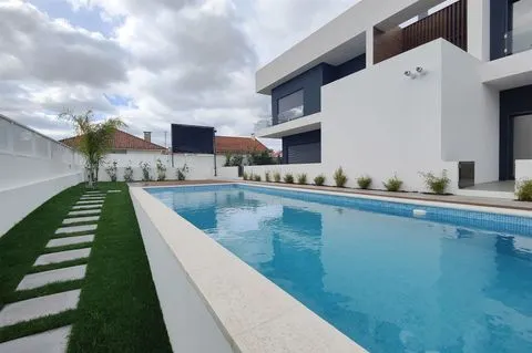 Fanqueiro - Loures&#30340;&#20840;&#26032;4&#21351;&#23460;&#21035;&#22661;