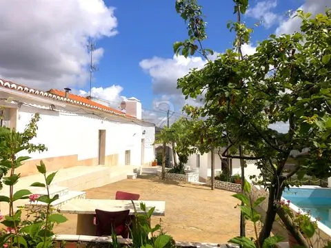 &#38463;&#36830;&#29305;&#33593;&#23439;&#20255;&#30340;&#20892;&#22330;&#65292;&#25317;&#26377;&#33889;&#33796;&#22253;&#12289;&#27204;&#27012;&#26641;&#21644;&#27700;&#36164;&#28304;