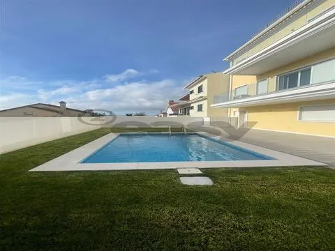 Moradia de Luxo T4 em Famões - Odivelas